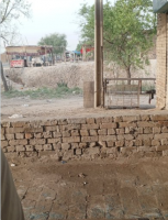 レンガの壁,木の電柱,遠景の木,建設現場