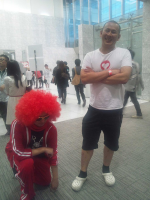 赤いアフロ,コスプレ,男性,白いTシャツ,室内,イベント,笑顔