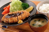 とんかつ,ご飯,味噌汁,キャベツ,トマト,ブロッコリー