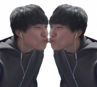 男性,イヤホン,黒髪,パーカー,キス,鏡像,自撮り