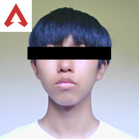 人物,黒い目隠し,短髪,白いシャツ,正面,ロゴ,シンプル背景