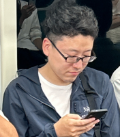 男性,メガネ,スマホ,座っている,日常,ジャケット