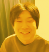 男性,笑顔,自撮り,室内,黄色