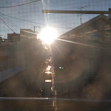 朝日,住宅街,逆光,太陽,窓越し,空,都市風景