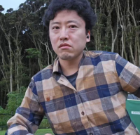 男性,屋外,チェック柄シャツ,森,座っている