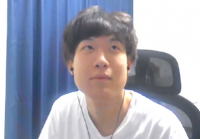 男性,若者,ヘッドホン,白いTシャツ,室内,椅子,短髪,青いカーテン