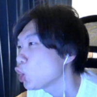 男性,自撮り,イヤホン,口をすぼめる,室内,短髪