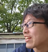 男性,メガネ,笑顔,屋外,木,カジュアル,日本人