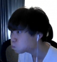 男性,イヤホン,白いシャツ,横顔,室内,薄暗い