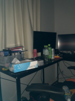 デスク,モニター,パソコン,飲み物,ペットボトル,ティッシュ,部屋,暗い,椅子