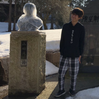 男性,石像,冬,雪,ラップ,モノクロファッション,黒シャツ,書かれない