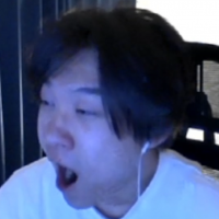 男性,驚き顔,イヤホン,室内,ウェブカメラ,白いシャツ