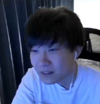 男性,若い,黒髪,白いシャツ,イヤホン,室内,正面,笑顔