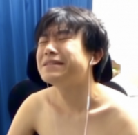 男性,裸,イヤホン,表情,叫ぶ,室内,椅子,短髪,ブルーカーテン