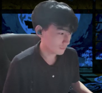 男性,黒髪,ヘッドセット,黒いシャツ,椅子,室内,アイコン,横顔