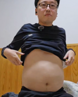 男性,自撮り,お腹,黒い服,室内