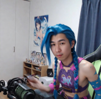 コスプレ,青髪,長い三つ編み,女性キャラクター,紫色の衣装,部屋,フィギュア棚,デスク,アニメポスター,ゲーム配信