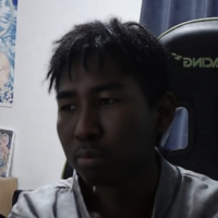 男性,自撮り,室内,ゲーミングチェア,真顔