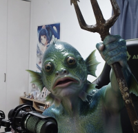 魚人,コスプレ,槍,部屋,マイク,アニメポスター