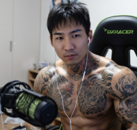 男性,筋肉,タトゥー,ヘッドホン,椅子,マイク