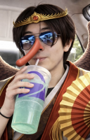 コスプレ,てんぐ,サングラス,扇子,王冠,飲み物,偽鼻,車内