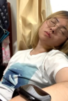 寝ている,メガネ,金髪,白いTシャツ,腕時計